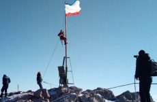 На вершине Ай-Петри водружен крымский флаг