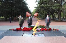 Руководители Русской общины Крыма возложили цветы к Вечному огню на Могиле Неизвестного солдата в г. Симферополе