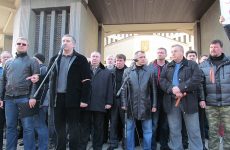 Митинг «Русского Единства» и Русской общины Крыма перед крымским парламентом 23 февраля 2014 года (ВИДЕО)