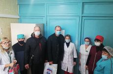 «Единая Россия» продолжает оказывать помощь врачам и медицинским работникам