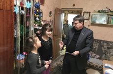Сенатор Сергей Цеков исполнил детские мечты благодаря партийной акции «Ёлка желаний»