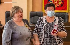 Власти Керчи наградили Любовь Власенко за участие в волонтёрском движении