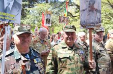50 тысяч человек прошли по Симферополю с портретами ветеранов