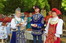 Русская община Крыма приняла участие в праздновании Дня семьи, любви и верности в г. Симферополе