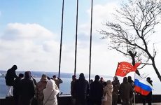 Гордо реет Знамя Победы над городом-героем Керчью