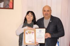 Владимир Резанов вручил благодарности женщинам-волонтёрам за помощь военным