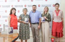 В Мининформе РК состоялась передача авторских экземпляров книги «Брега полуденной Тавриды»