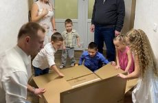 Сенатор Сергей Цеков исполнил мечту ребёнка из многодетной семьи