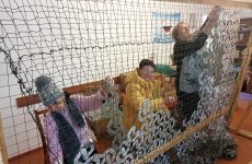 В г. Феодосии продолжается работа по плетению маскировочных сетей для российских военных