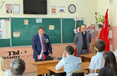 Сергей Цеков провёл парламентский урок, посвященный 80-летию Победы