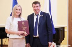 Сергей Цеков вручил крымчанам награды в честь Дня России