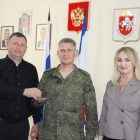 Руководство Ленинского района передало еще один автобус для бойцов СВО