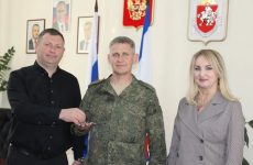 Руководство Ленинского района передало еще один автобус для бойцов СВО